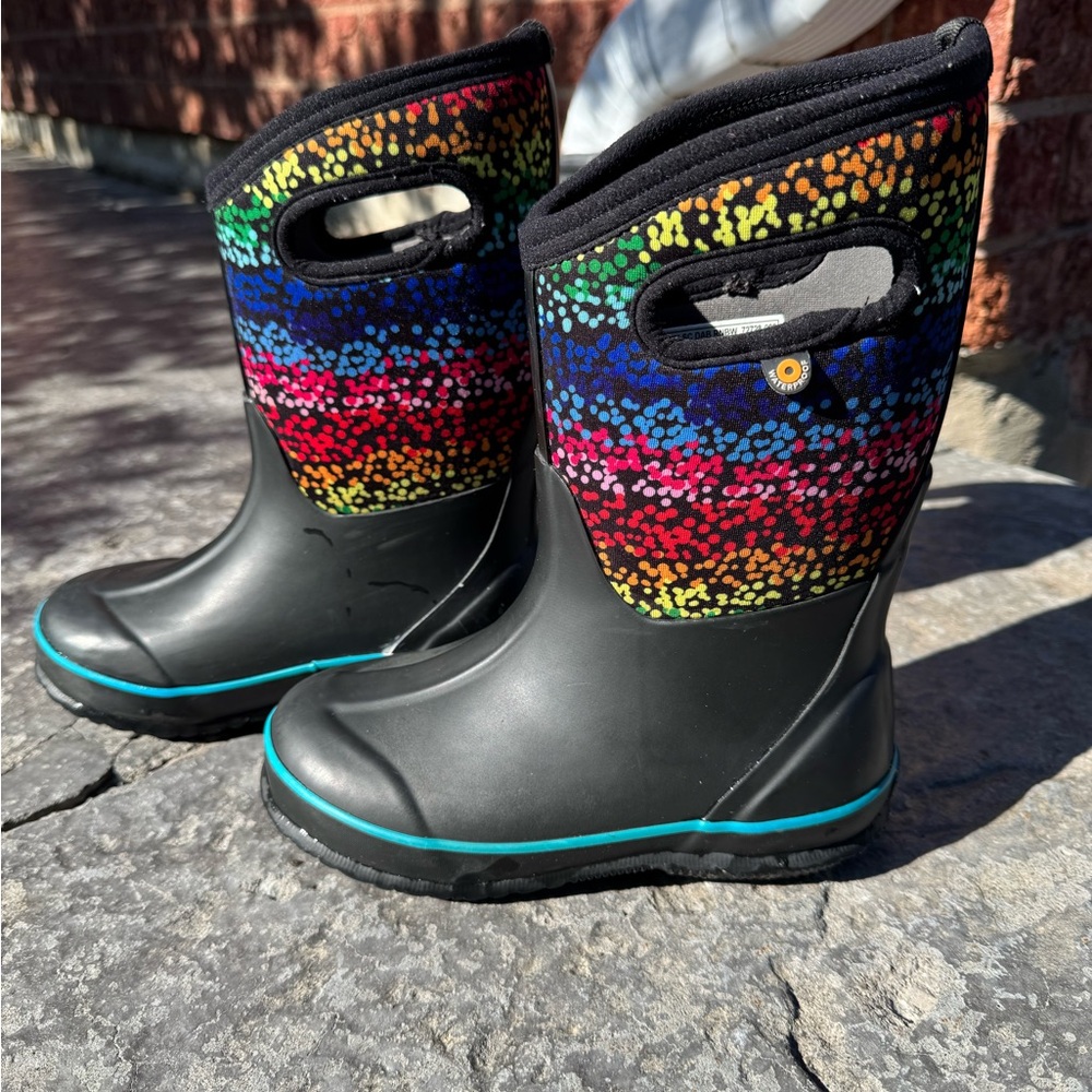 Kids bogs size 1 unisex.